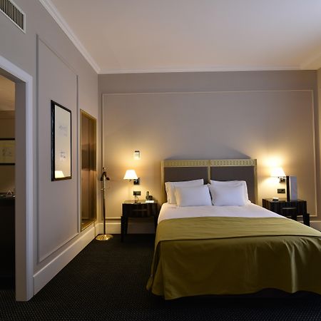 Grand Hotel Yerevan - Small Luxury Hotels Of The World エクステリア 写真 A room at the hotel