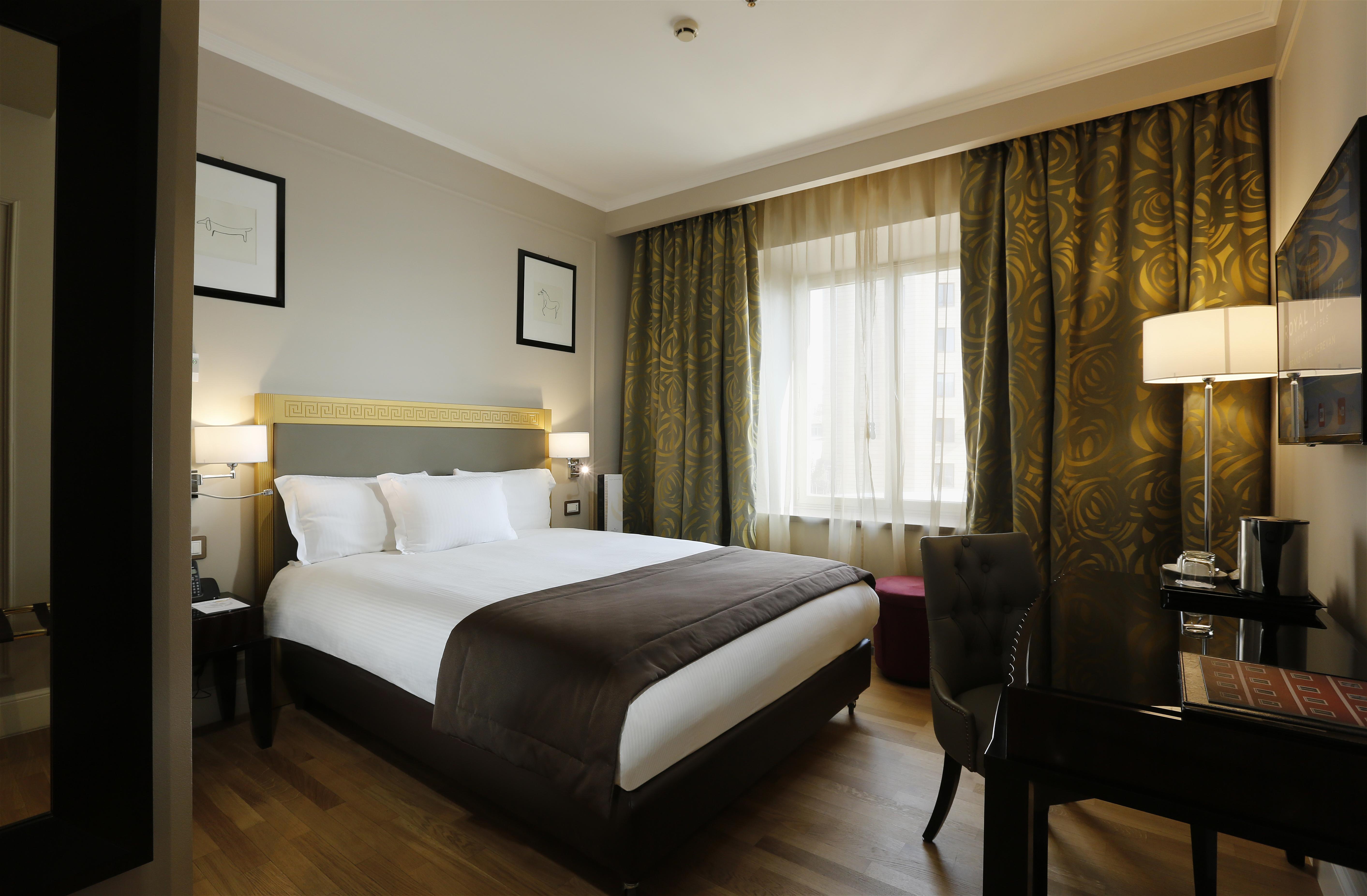 Grand Hotel Yerevan - Small Luxury Hotels Of The World エクステリア 写真 A room at the hotel