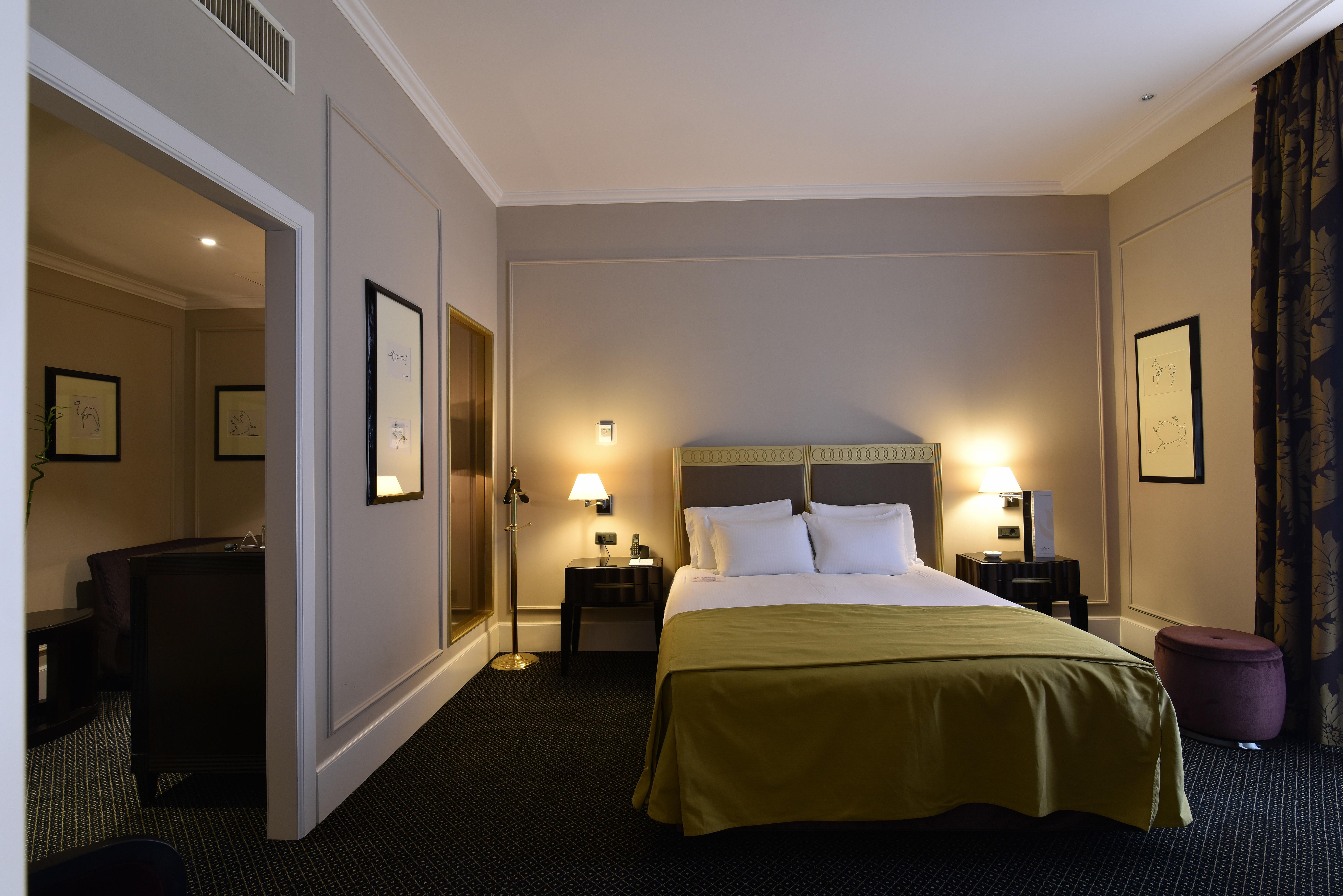 Grand Hotel Yerevan - Small Luxury Hotels Of The World エクステリア 写真 A room at the hotel