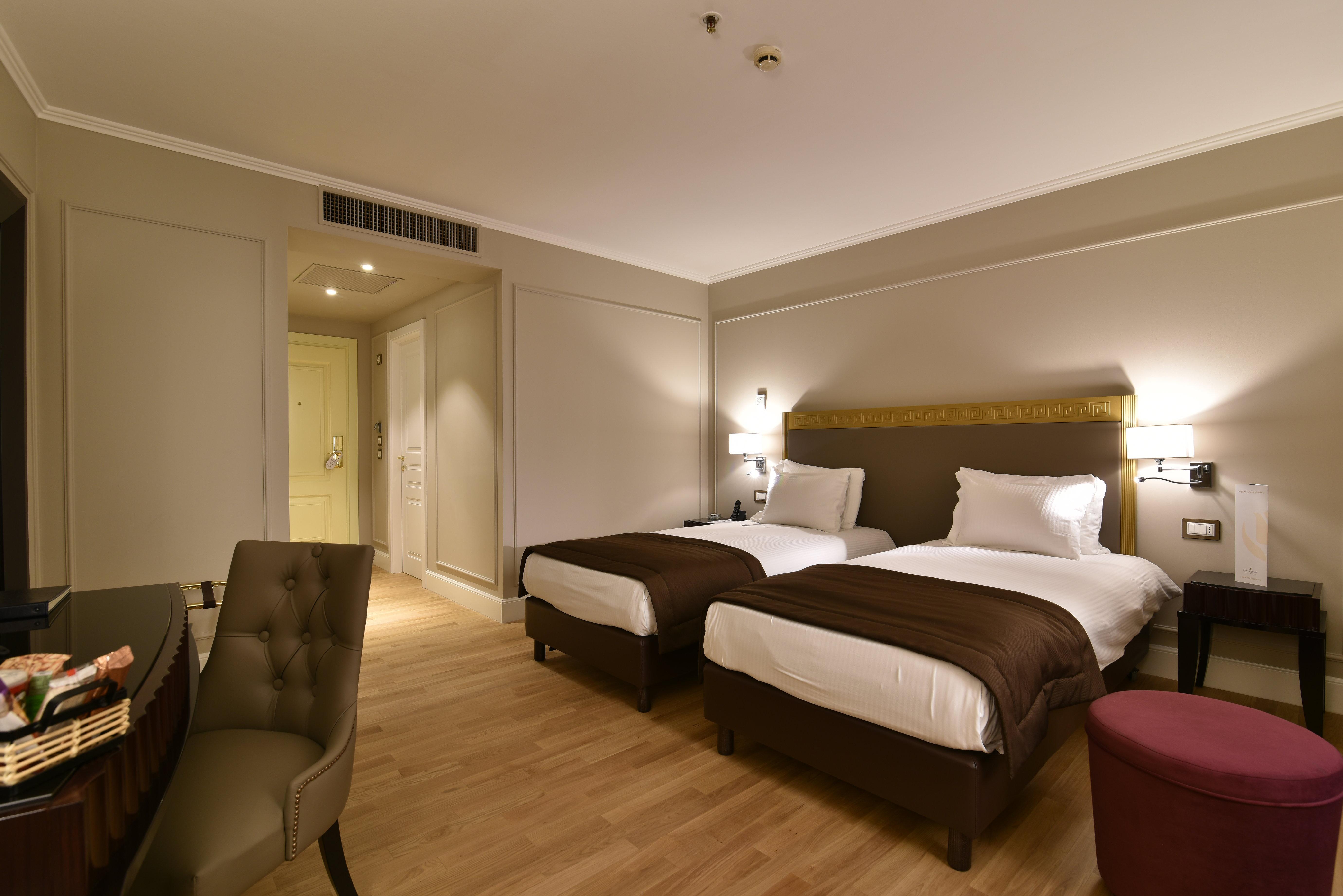 Grand Hotel Yerevan - Small Luxury Hotels Of The World エクステリア 写真 A room at the hotel
