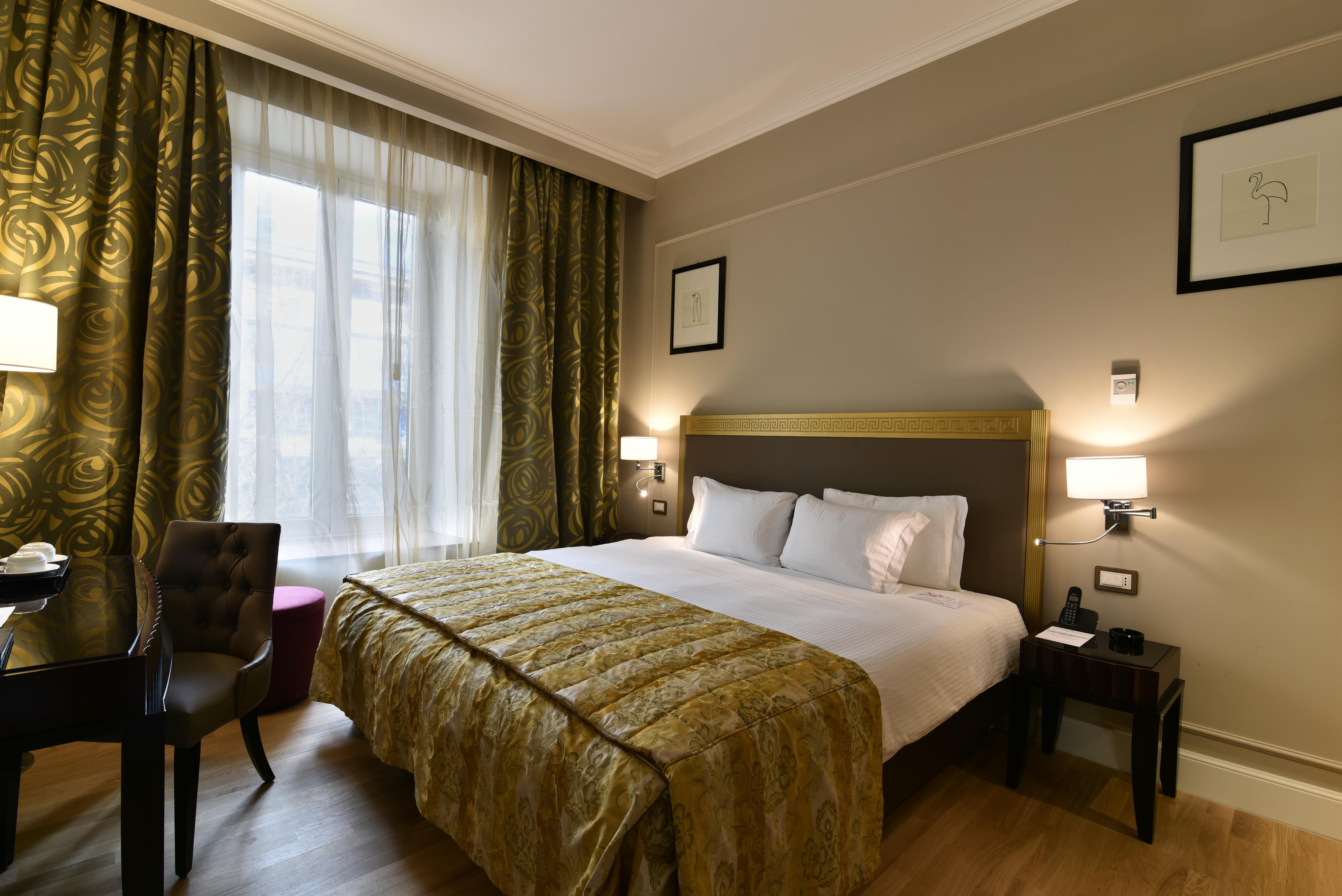 Grand Hotel Yerevan - Small Luxury Hotels Of The World エクステリア 写真 A room at the hotel