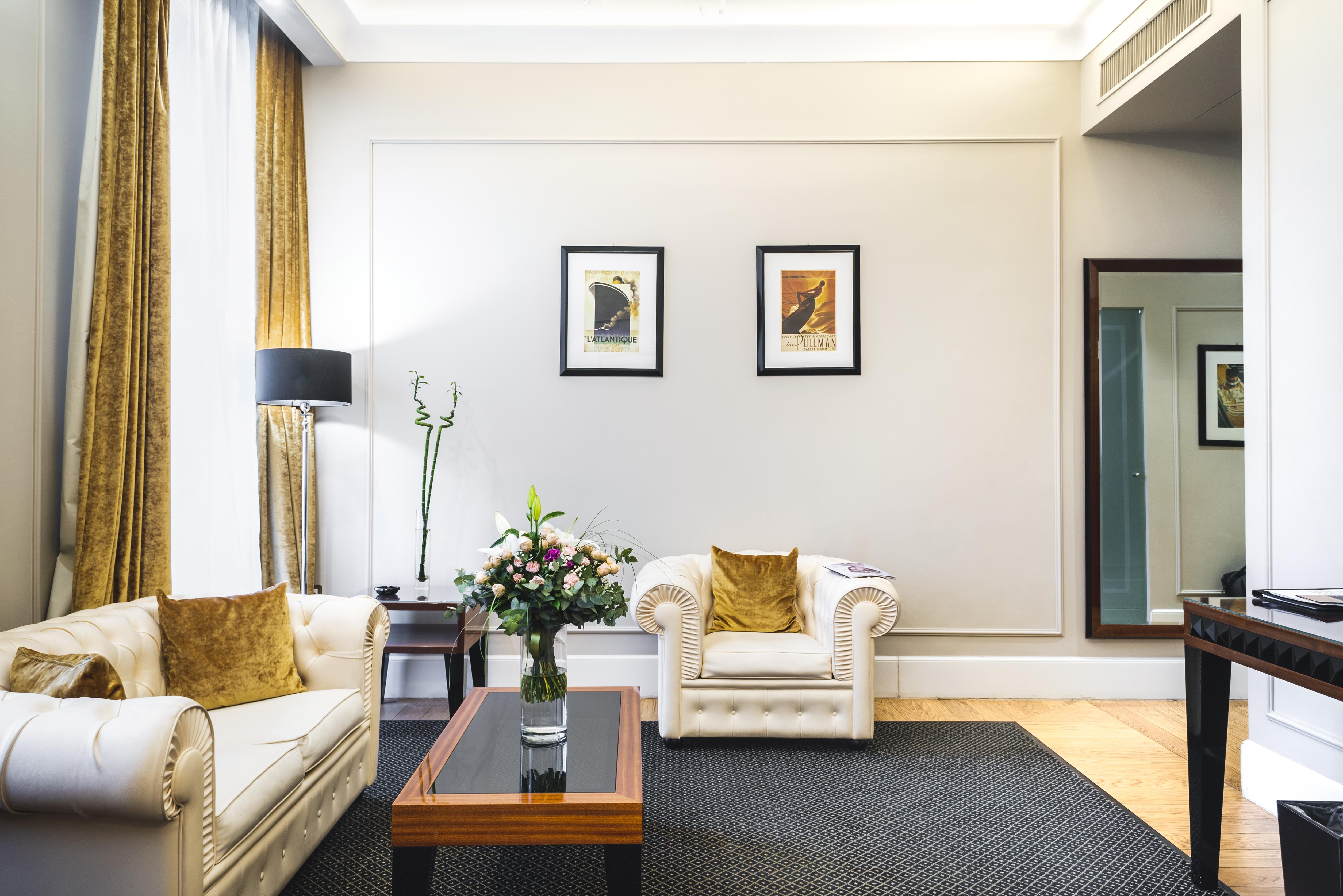 Grand Hotel Yerevan - Small Luxury Hotels Of The World エクステリア 写真 The Drawing Room at The Albany