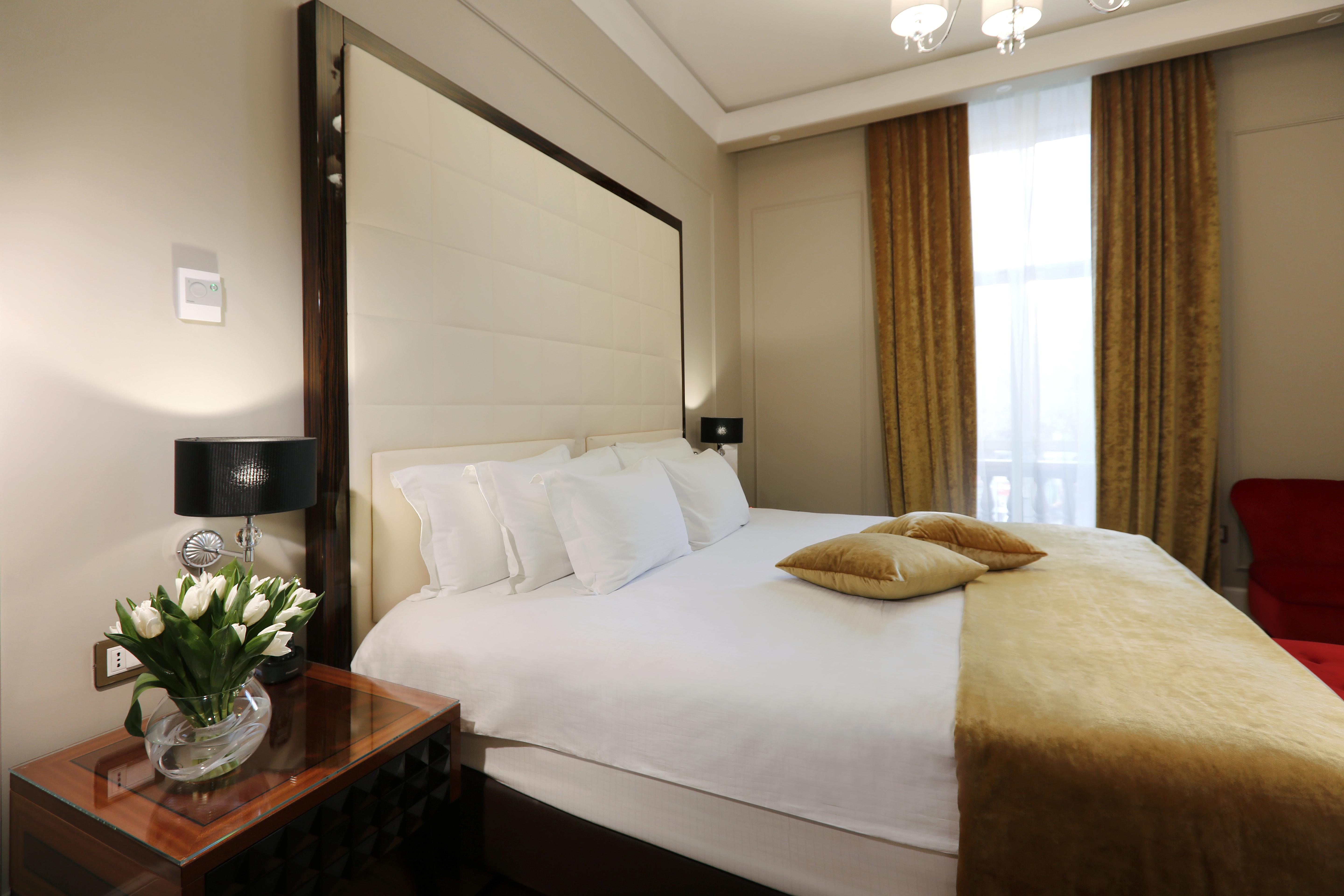 Grand Hotel Yerevan - Small Luxury Hotels Of The World エクステリア 写真 A bedroom at the hotel