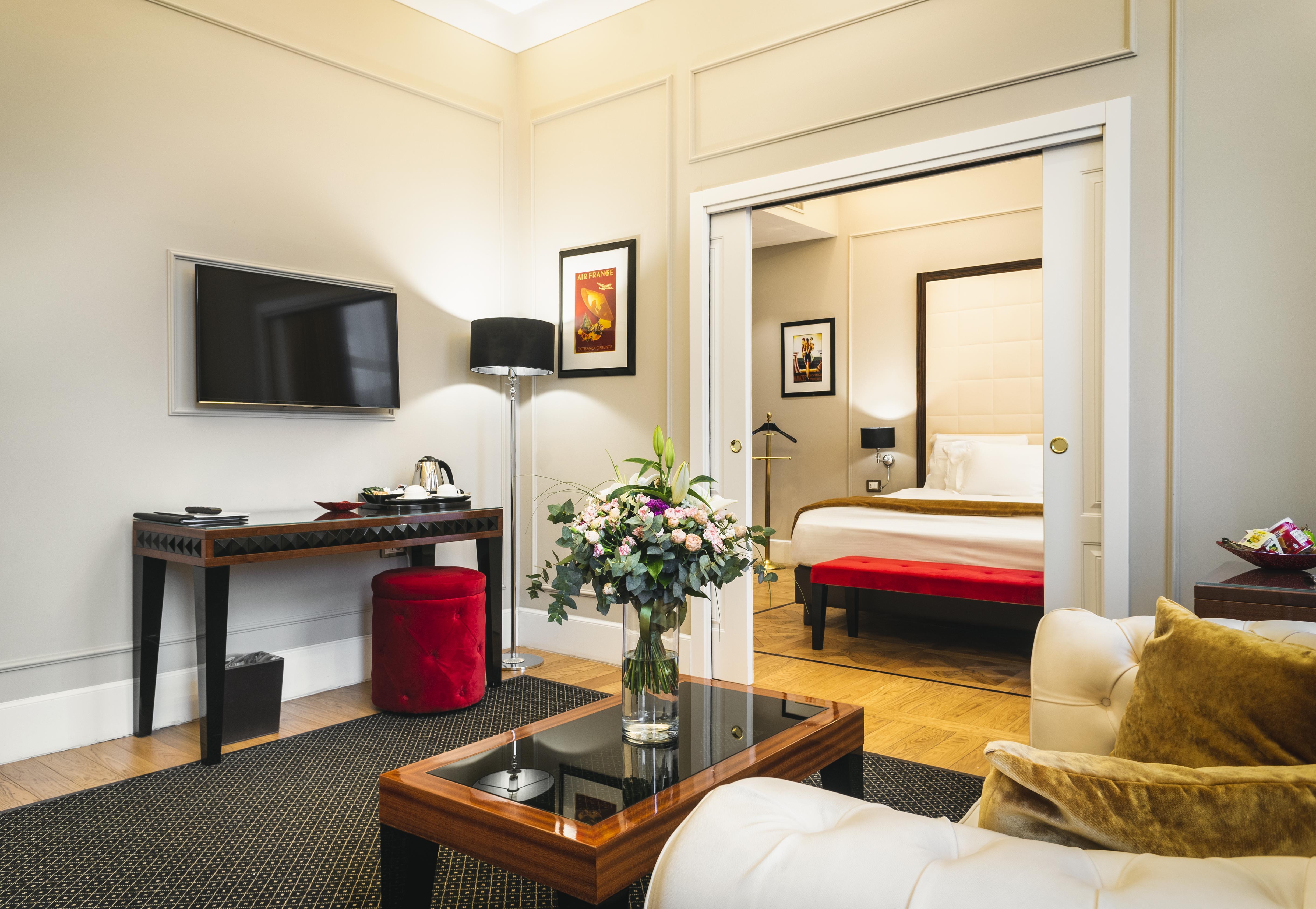 Grand Hotel Yerevan - Small Luxury Hotels Of The World エクステリア 写真 A suite at the hotel