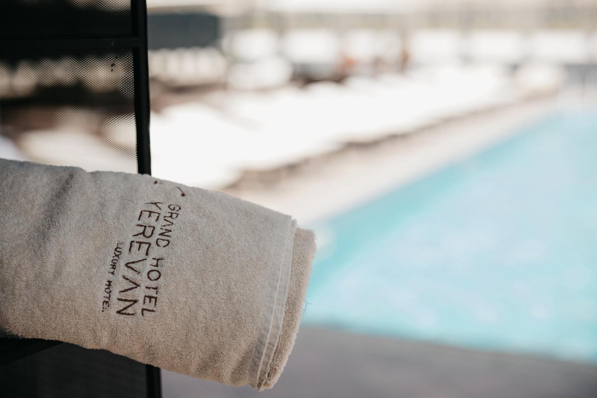 Grand Hotel Yerevan - Small Luxury Hotels Of The World エクステリア 写真 A towel