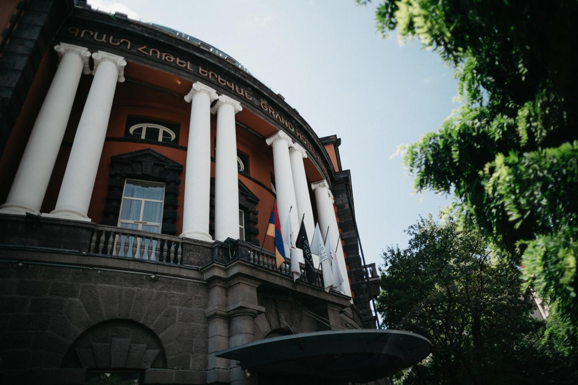 Grand Hotel Yerevan - Small Luxury Hotels Of The World エクステリア 写真 The National Museum of Armenia